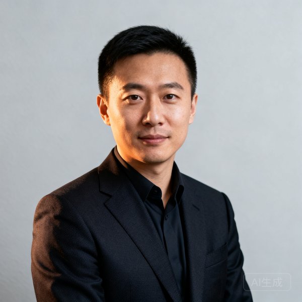 创始人张晨，90分钟足球网CEO，前英超数据科学家，身穿深色西装